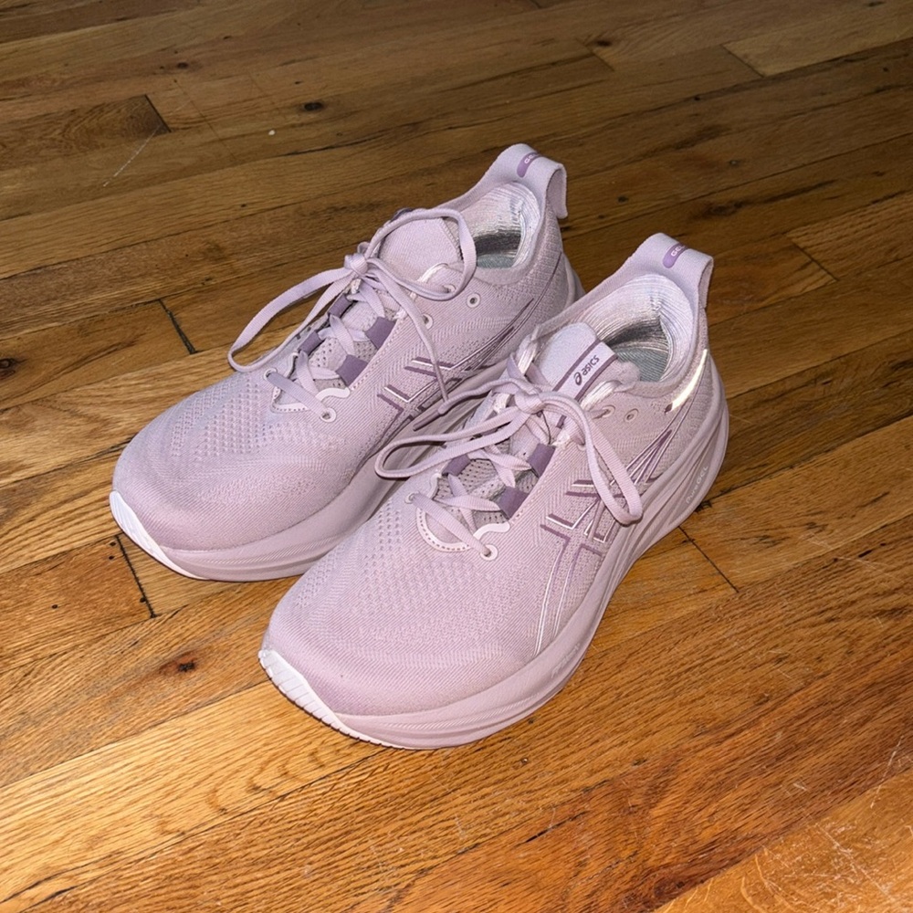 Gel Nimbus 26 - women’s size 10 in “watershed rose/white” color